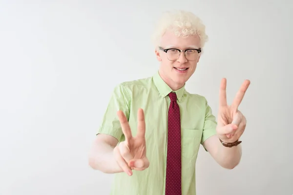 Jovem Empresário Albino Vestindo Camisa Gravata Sobre Fundo Branco Isolado — Fotografia de Stock