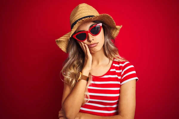 Jovem Mulher Bonita Usando Óculos Sol Chapéu Verão Sobre Fundo — Fotografia de Stock