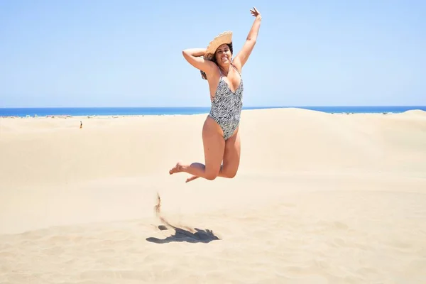 Young Beautiful Woman Sunbathing Wearing Summer Swinsuit Jumping Crazy Maspalomas — ストック写真