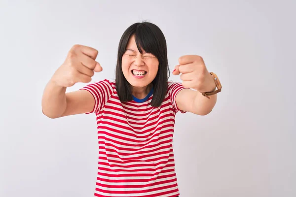 줄무늬 티셔츠를 주먹을 분노로 소리치는 아름다운 여성이다 분노와 공격적 — 스톡 사진