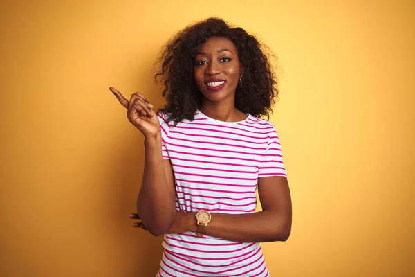 Jovem Afro Americana Vestindo Camiseta Listrada Sobre Fundo Amarelo Isolado — Fotografia de Stock