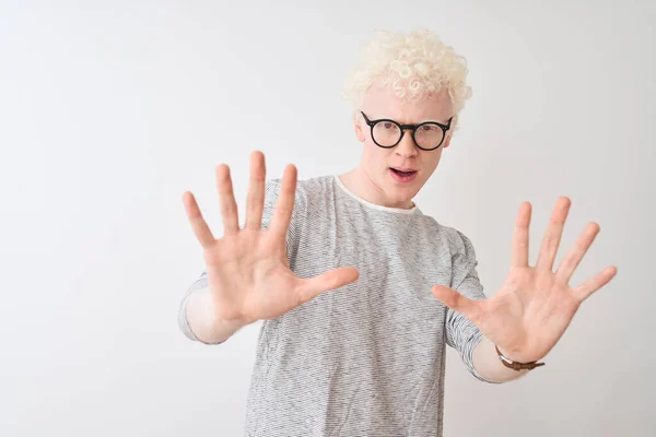 Ung Albino Blond Man Bär Randig Shirt Och Glasögon Över — Stockfoto