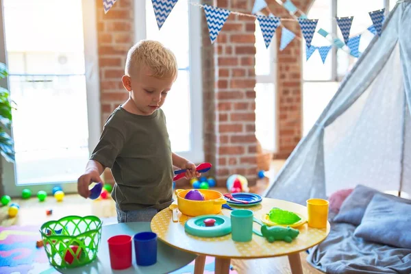 Junge Kaukasische Kinder Spielen Kindergarten Mit Spielzeug Küche Vorschulkind Glücklich — Stockfoto