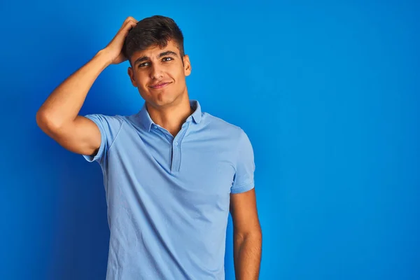 Ung Indian Man Bär Casual Polo Stående Över Isolerad Blå — Stockfoto