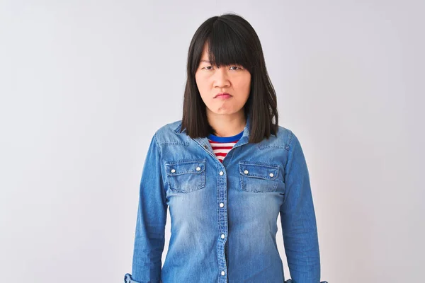 Joven Hermosa Mujer China Con Camisa Mezclilla Sobre Fondo Blanco —  Fotos de Stock