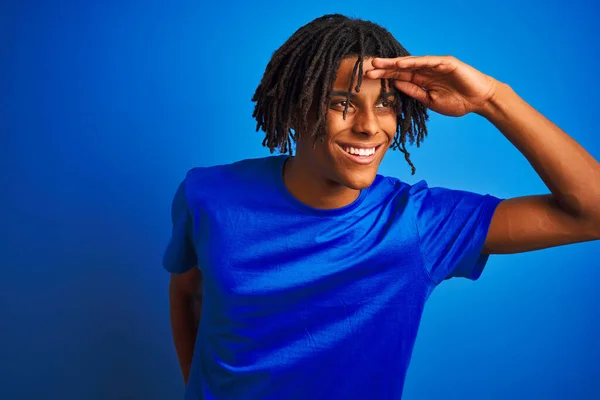 Homem Afro Americano Com Dreadlocks Vestindo Camiseta Sobre Fundo Azul — Fotografia de Stock