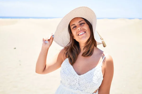 マスパロマス砂丘ビーチで夏休みを楽しむ幸せな笑顔の若い美しい女性 — ストック写真