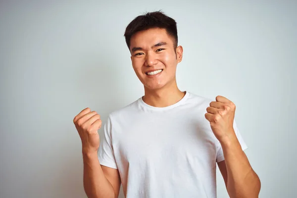 Joven Asiático Hombre Chino Vistiendo Camiseta Pie Sobre Fondo Blanco —  Fotos de Stock