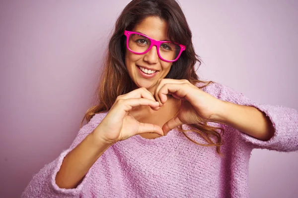 Jonge Mooie Vrouw Dragen Mode Bril Staan Roze Geïsoleerde Achtergrond — Stockfoto