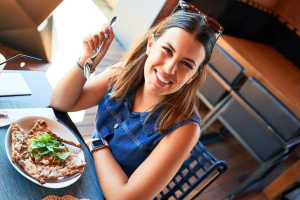 Jovem Mulher Bonita Sentada Restaurante Desfrutando Férias Verão Comer Comida — Fotografia de Stock