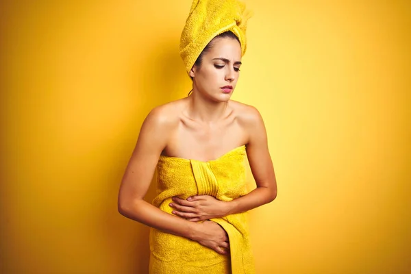 Mulher Bonita Usando Toalha Banho Corpo Cabeça Sobre Fundo Isolado — Fotografia de Stock