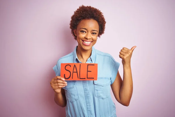 African American Woman Holding Sale Board Pink Isolated Background Pointing — ストック写真