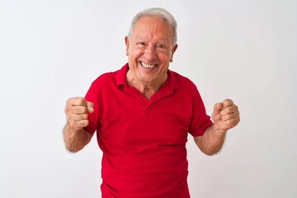 Starší Šedovlasý Muž Červeném Pólu Stojící Nad Osamělým Bílým Pozadím — Stock fotografie