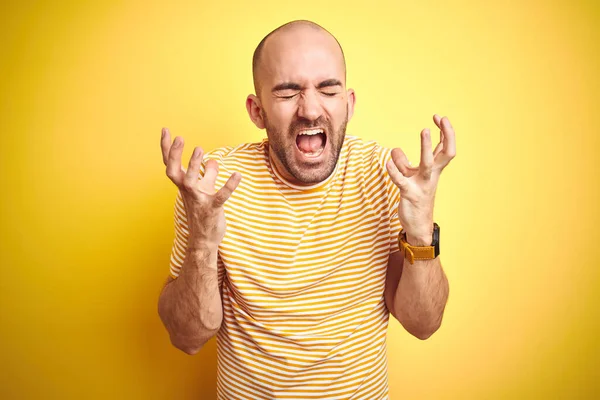 Joven Calvo Con Barba Vistiendo Una Camiseta Casual Rayas Sobre —  Fotos de Stock