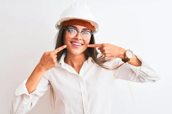 Joven Hermosa Arquitecta Con Casco Gafas Sobre Fondo Blanco Aislado —  Fotos de Stock