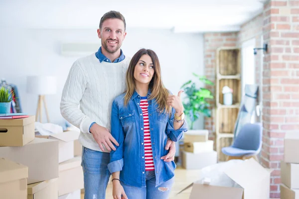 Jovem Lindo Casal Casa Nova Torno Caixas Papelão Sorrindo Com — Fotografia de Stock