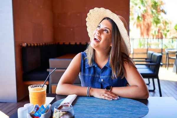 Junge Schöne Frau Sitzt Restaurant Und Genießt Den Sommerurlaub — Stockfoto