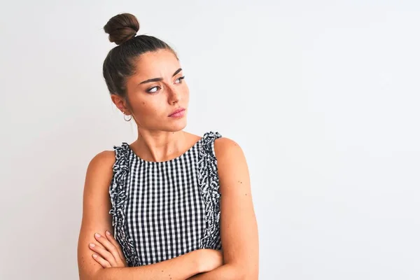 Hermosa Mujer Con Moño Vestido Casual Pie Sobre Fondo Blanco — Foto de Stock