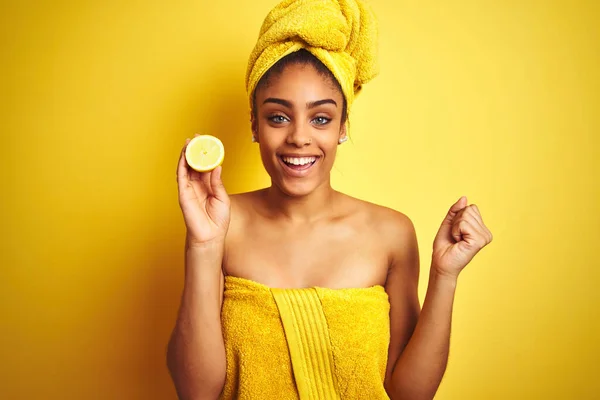 Afro Mujer Usando Toalla Después Ducha Sosteniendo Rodaja Limón Sobre —  Fotos de Stock