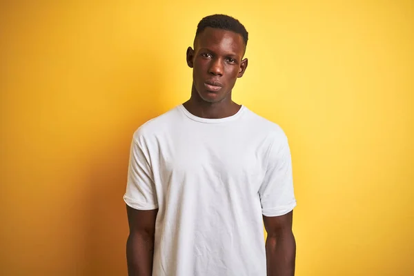 Fiatal Afro Amerikai Férfi Fehér Pólóban Áll Izolált Sárga Háttér — Stock Fotó