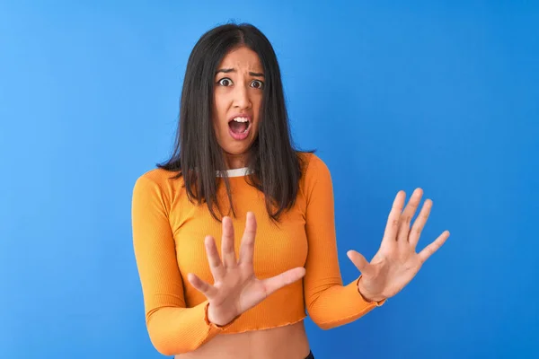 Jonge Mooie Chinese Vrouw Draagt Oranje Shirt Staan Geïsoleerde Blauwe — Stockfoto