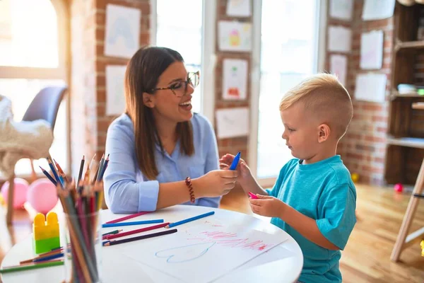 Giovane Bambino Caucasico Che Gioca Scuola Con Insegnante Madre Figlio — Foto Stock