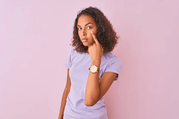 Jovem Brasileira Vestindo Camiseta Sobre Fundo Rosa Isolado Apontando Para — Fotografia de Stock