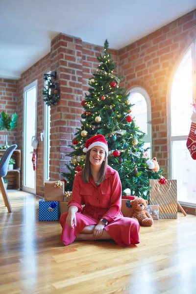 Hermosa Mujer Sentada Suelo Alrededor Del Árbol Navidad Regalos Vistiendo —  Fotos de Stock