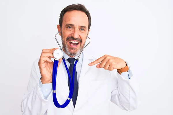 Medico Uomo Mezza Età Utilizzando Stetoscopio Piedi Sfondo Bianco Isolato — Foto Stock