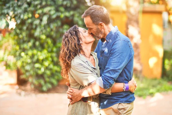 Casal Bonito Meia Idade Sorrindo Feliz Confiante Parque Cidade Com — Fotografia de Stock