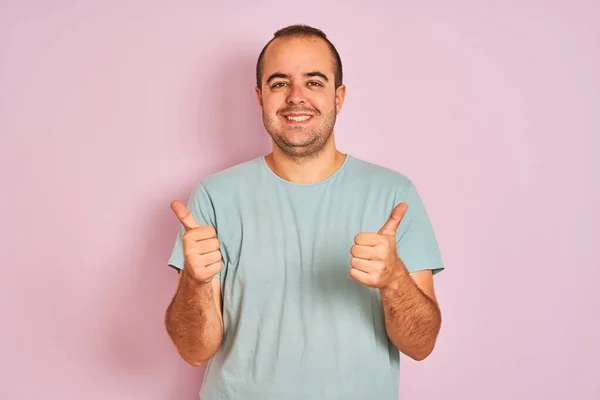 Ung Man Bär Blå Casual Shirt Stående Över Isolerade Rosa — Stockfoto