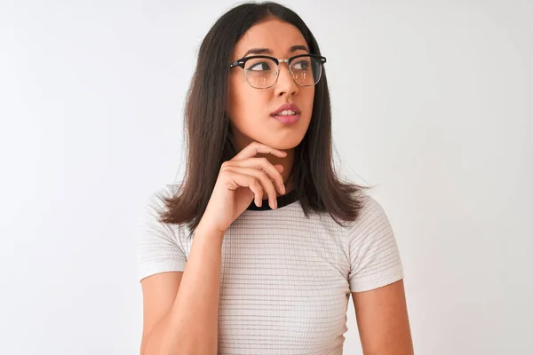 Chinese Vrouw Draagt Casual Shirt Bril Staan Geïsoleerde Witte Achtergrond — Stockfoto