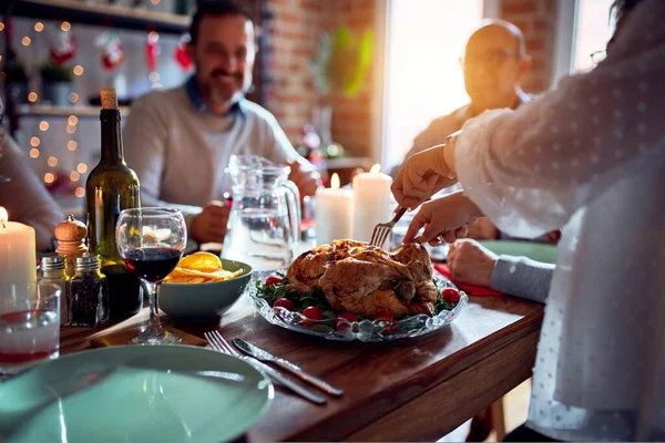 伝統的な食べ物や装飾でクリスマスの前夜を祝う家で家族や友人の食事 夕食のために七面鳥を準備 — ストック写真