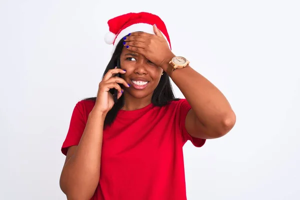 Jeune Femme Afro Américaine Portant Chapeau Noël Parlant Sur Smartphone — Photo