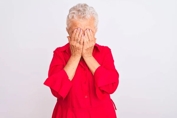 Senior Gråhårig Kvinna Bär Röd Casual Skjorta Stående Över Isolerad — Stockfoto