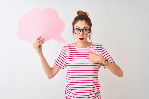 Roodharige Vrouw Draagt Bril Houden Wolk Spraak Zeepbel Geïsoleerde Witte — Stockfoto