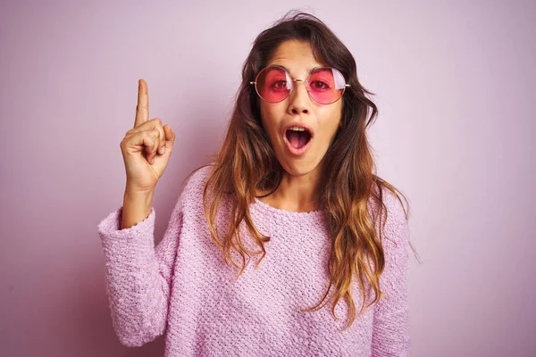 Junge Schöne Frau Mit Modischer Sonnenbrille Steht Über Rosa Isoliertem — Stockfoto