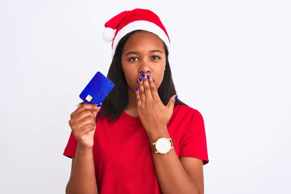 Junge Afrikanisch Amerikanische Frau Trägt Weihnachtsmütze Und Hält Kreditkartendeckel Mund — Stockfoto