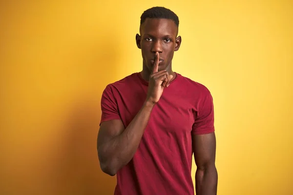 Jovem Afro Americano Vestindo Camiseta Vermelha Sobre Fundo Amarelo Isolado — Fotografia de Stock