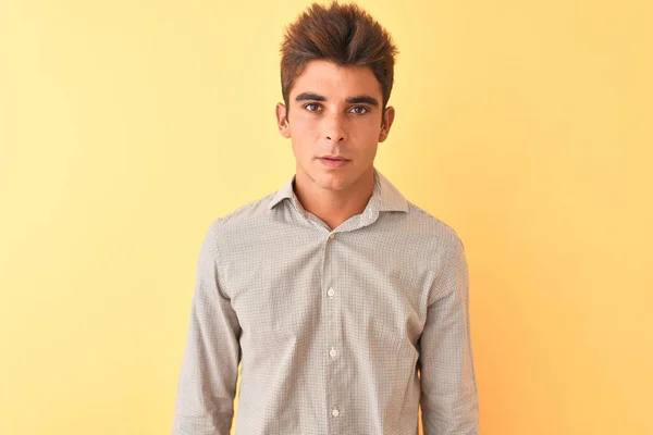 Joven Hombre Guapo Con Camisa Casual Pie Sobre Fondo Amarillo —  Fotos de Stock