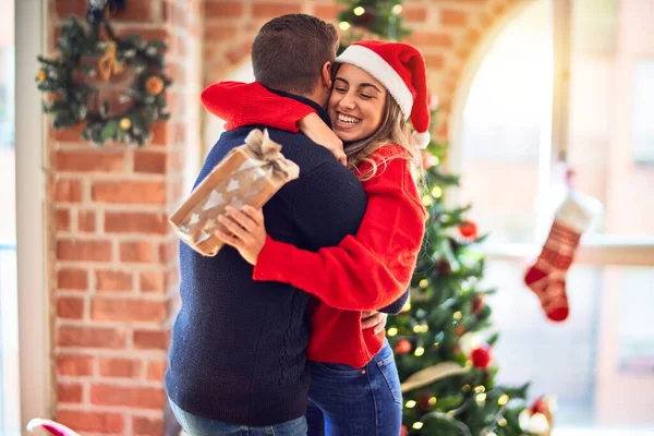 Jovem Casal Bonito Sorrindo Feliz Confiante Segurando Presente Abraçando Torno — Fotografia de Stock