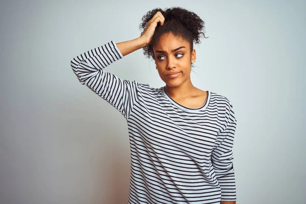 Afrikansk Amerikansk Kvinna Klädd Marinrandig Shirt Stående Över Isolerad Vit — Stockfoto