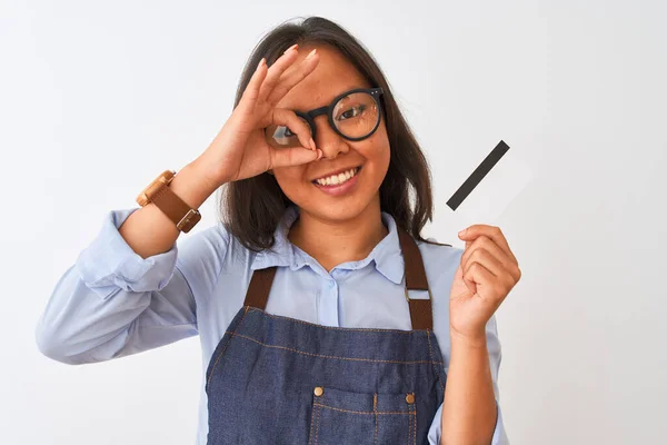 Chinese Winkelier Vrouw Het Dragen Van Een Bril Houden Credit — Stockfoto