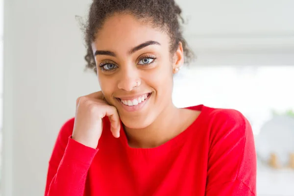 Linda jovem afro-americana sorrindo alegre, amigável — Fotografia de Stock