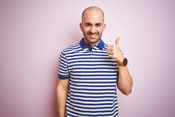 Giovane Uomo Calvo Con Barba Indossa Casual Righe Blu Shirt — Foto Stock