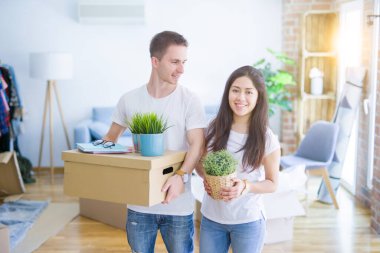 Karton kutuların etrafındaki yeni evde güzel bir çift.