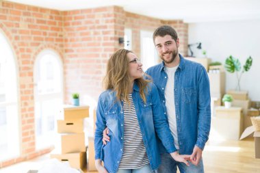 Karton kutular etrafında genç çift çok mutlu yeni bir eve hareket