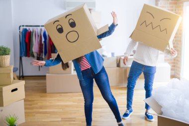 Çılgın çift kafa üzerinde komik yüzler ile kutuları giyiyor, Fu sahip