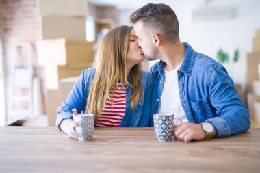 Genç çift, yeni bir eve taşınmak için çok mutlu bir fincan kahve içen bir mola alıyor