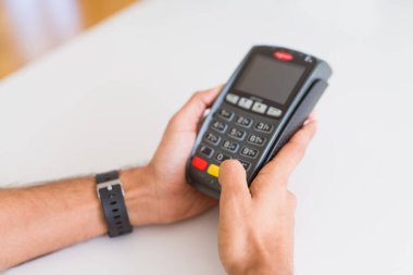 Adam eller satış terminali, dataphone noktası tutarak yakın 
